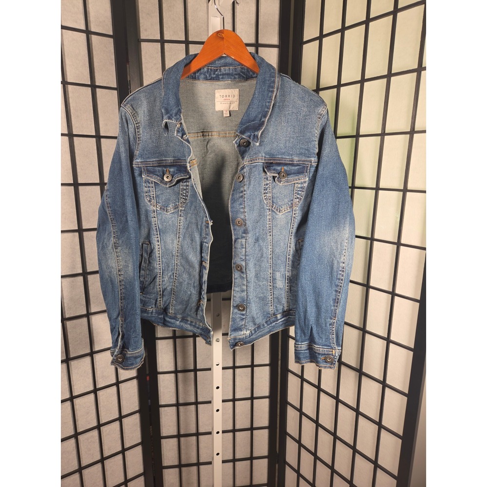 Torrid Denim Trucker Jacket Womens Size 2 Medium Wash Blue Jean Jacket Stretch